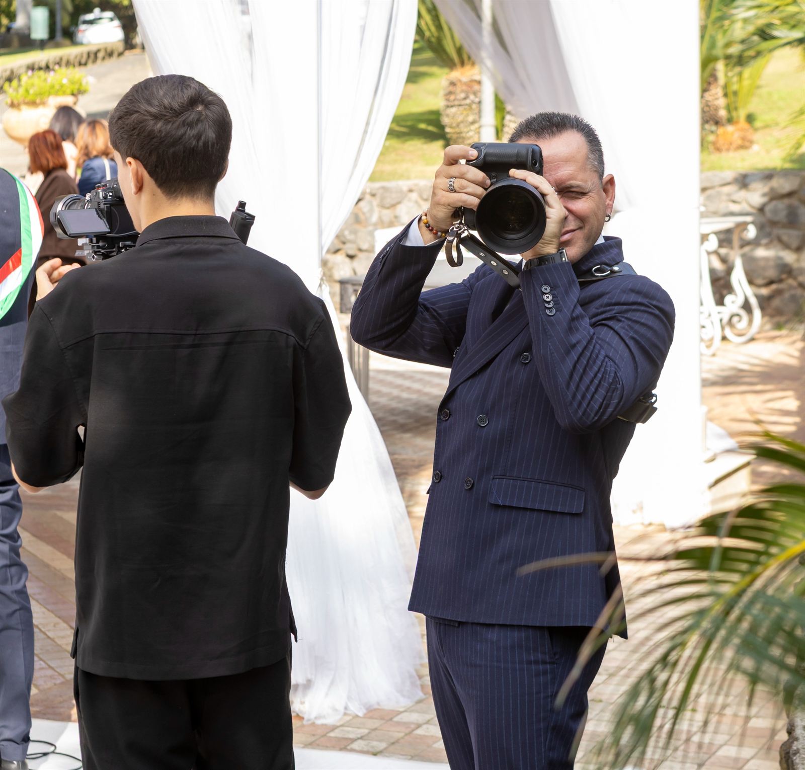 Marco Borrelli al lavoro durante una cerimonia di matrimonio