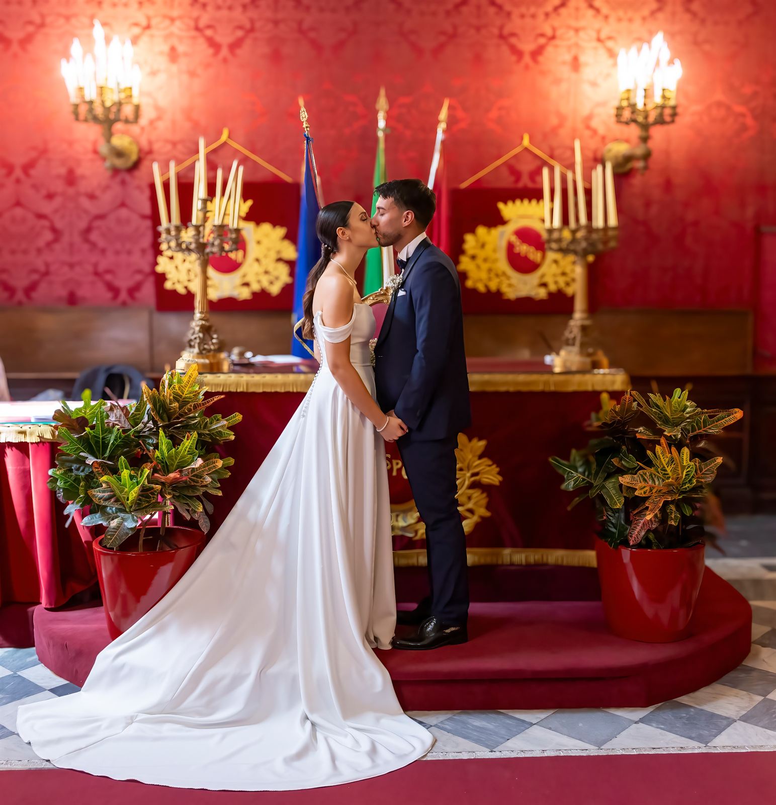 Bacio degli sposi durante il rito civile in Campidoglio