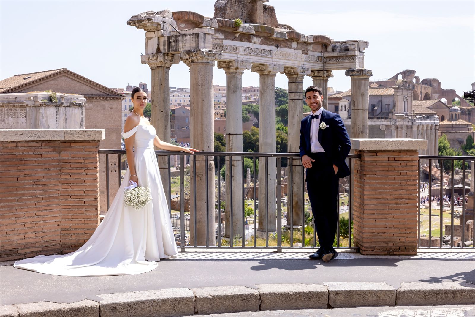 Sposi al Foro Romano con il Tempio di Saturno sullo sfondo