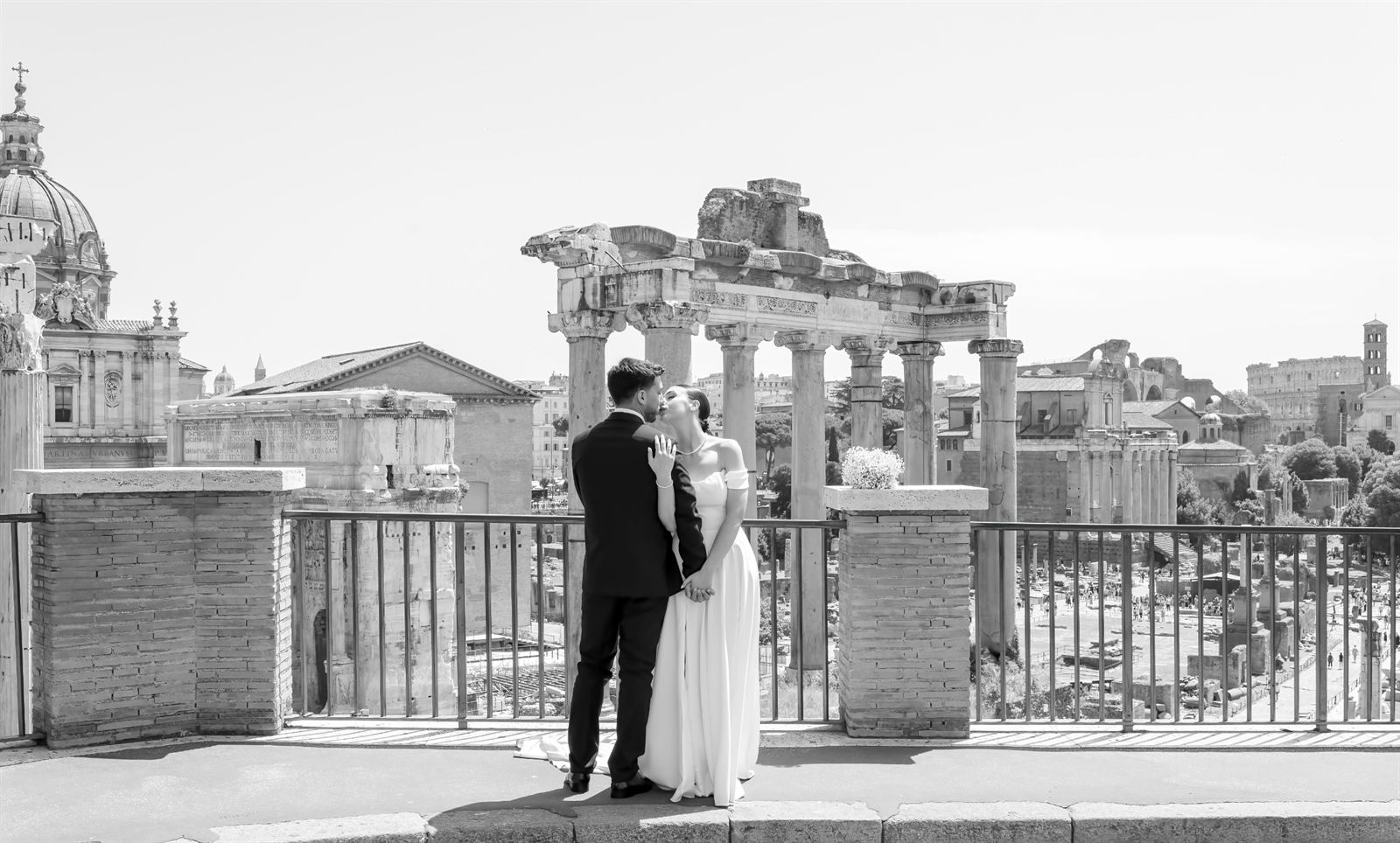 Abbraccio degli sposi affacciati sul Foro Romano, in bianco e nero