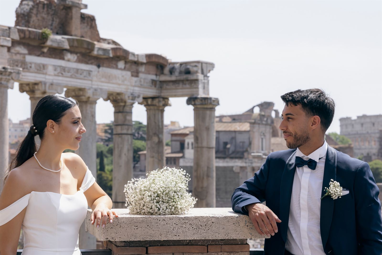 Gli sposi si guardano affacciati sul Foro Romano