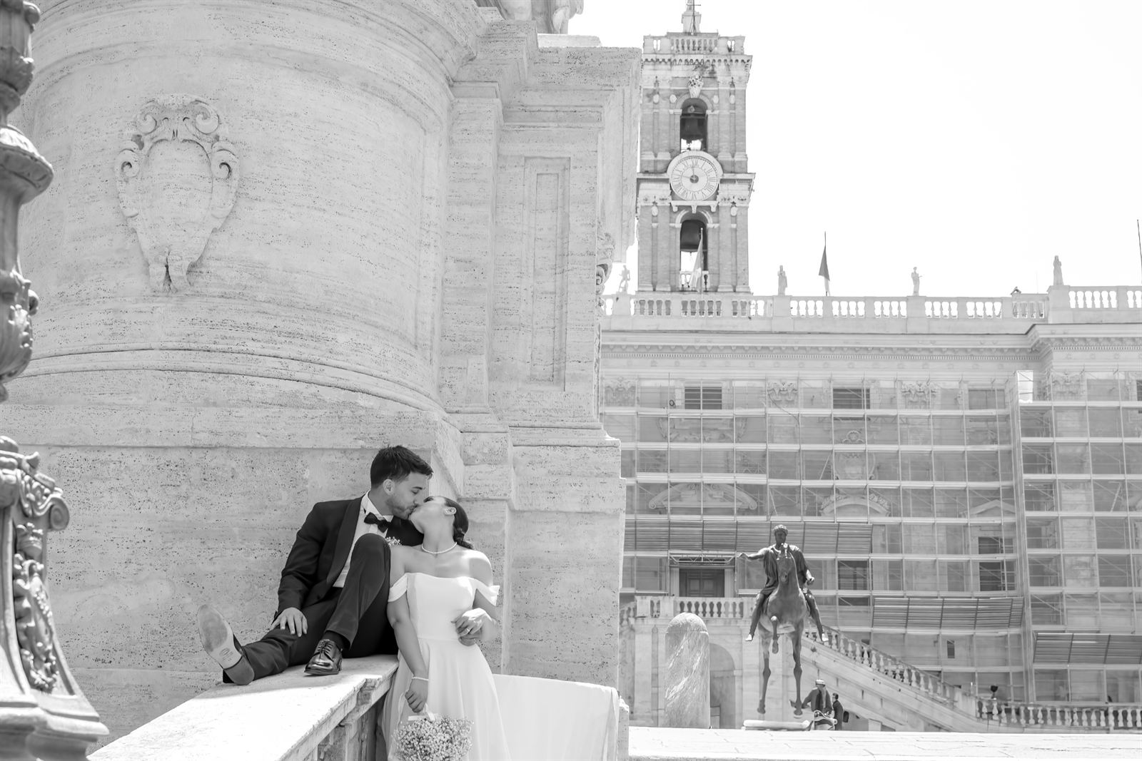 Sposi in piazza del Campidoglio, in bianco e nero