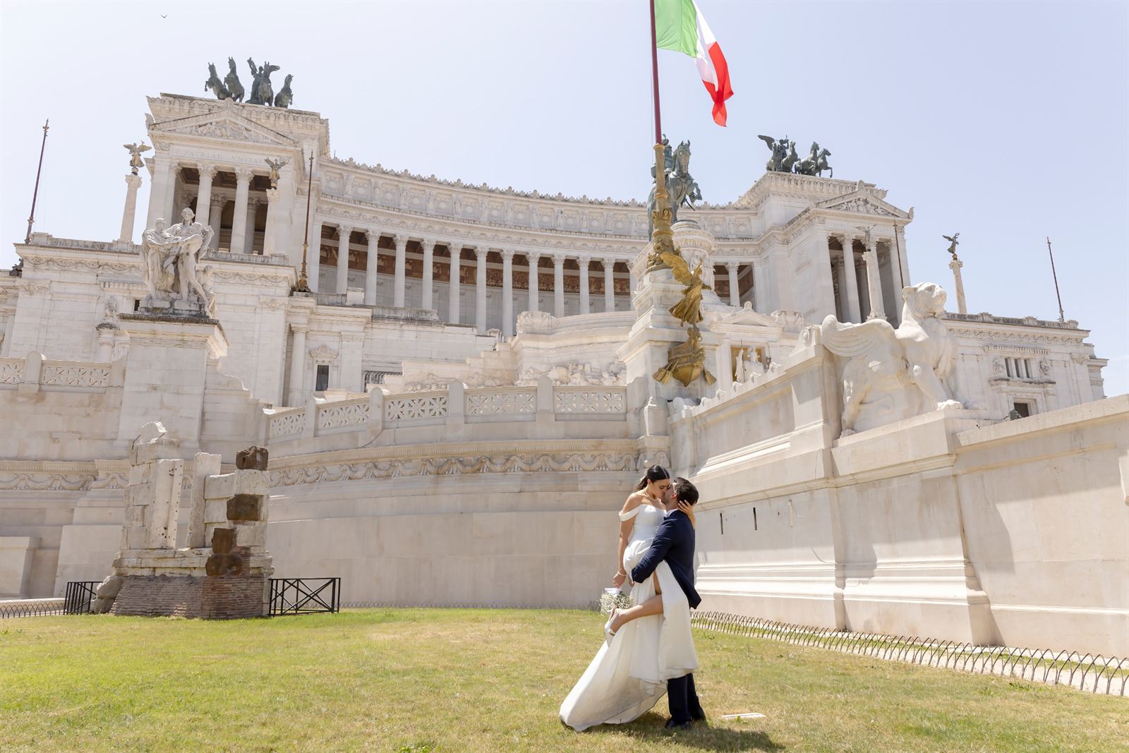 Sposi davanti al Vittoriano con il tricolore