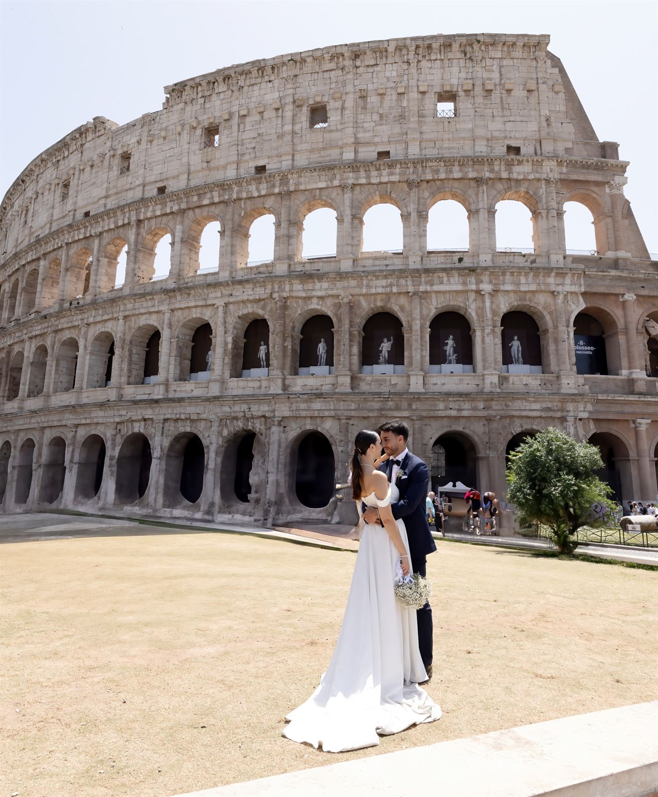 Sposi abbracciati davanti al Colosseo