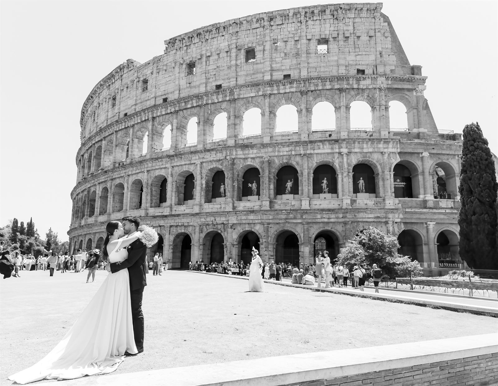Sposi davanti al Colosseo, in bianco e nero