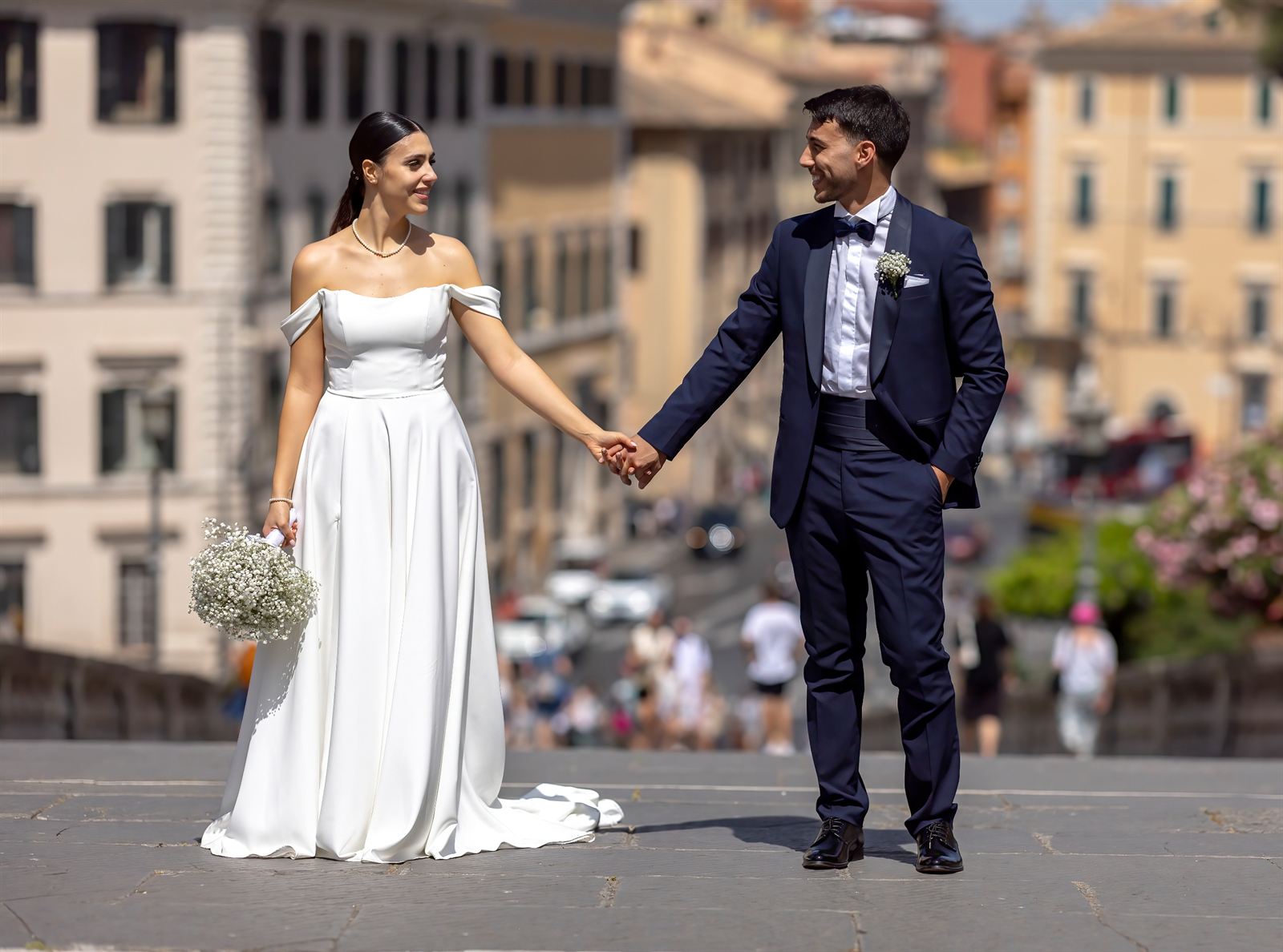 Sposi mano nella mano in una strada del centro di Roma