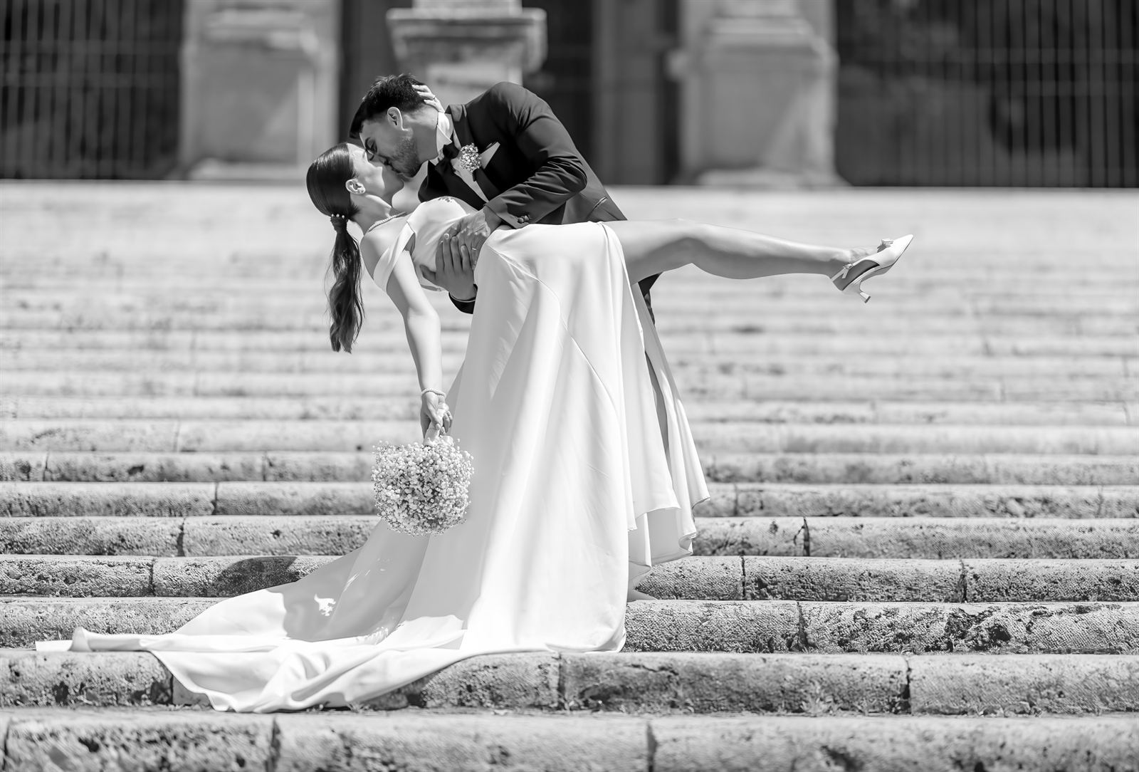 Casquè degli sposi sulla scalinata, in bianco e nero
