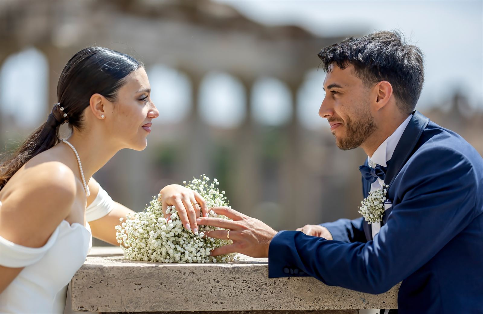 Sguardi tra gli sposi, con il bouquet di gypsophila
