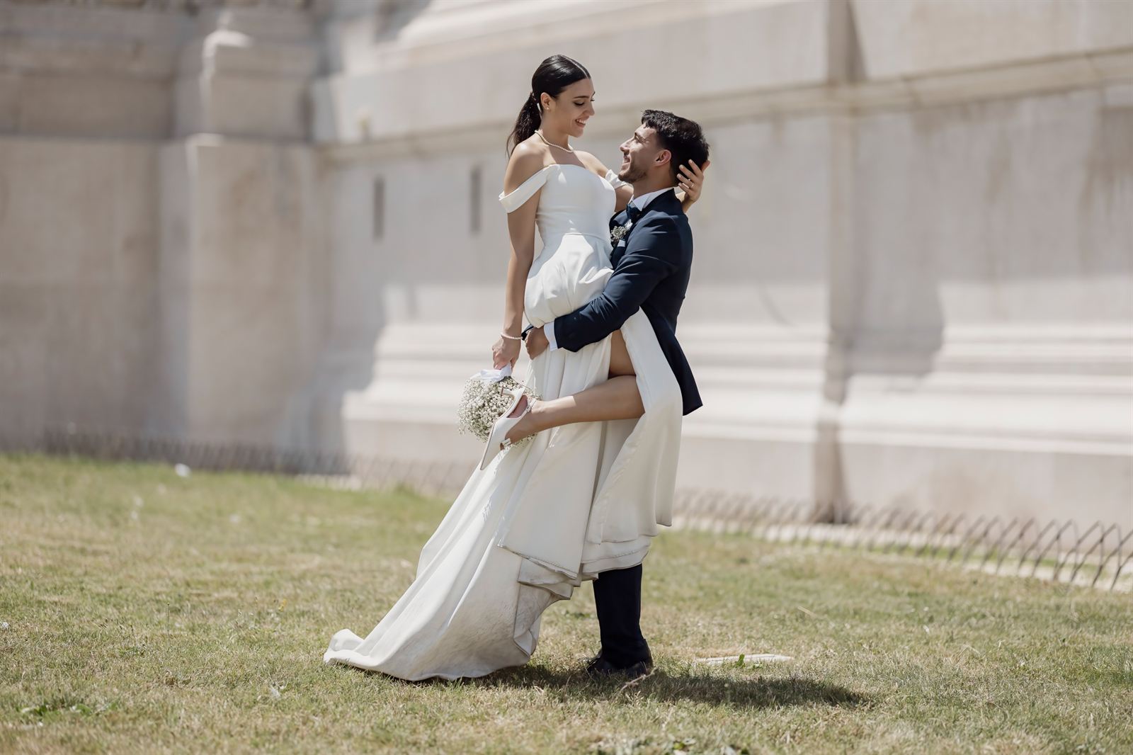 Lo sposo solleva la sposa su un prato