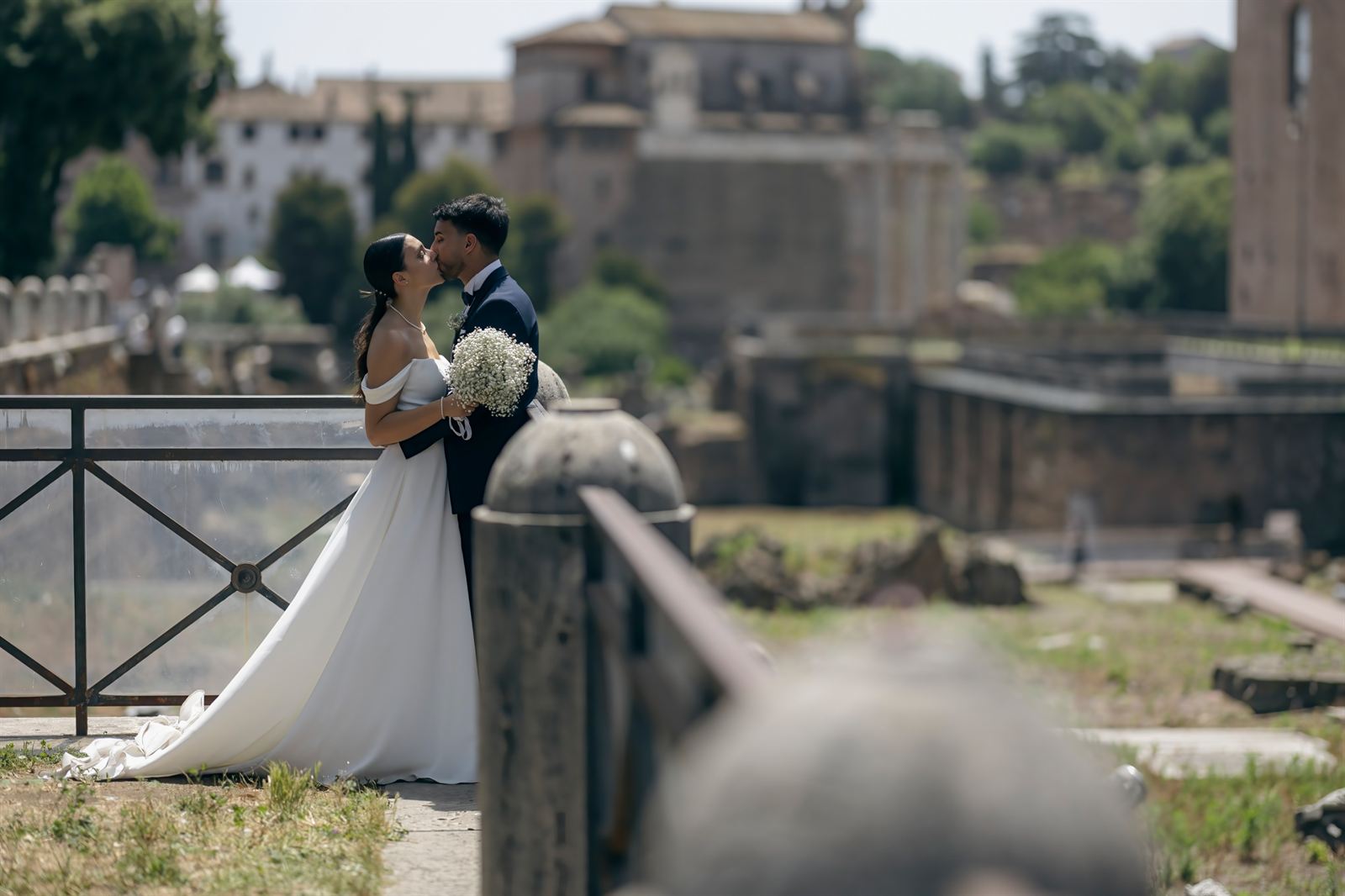 Bacio degli sposi con vista sul Foro Romano