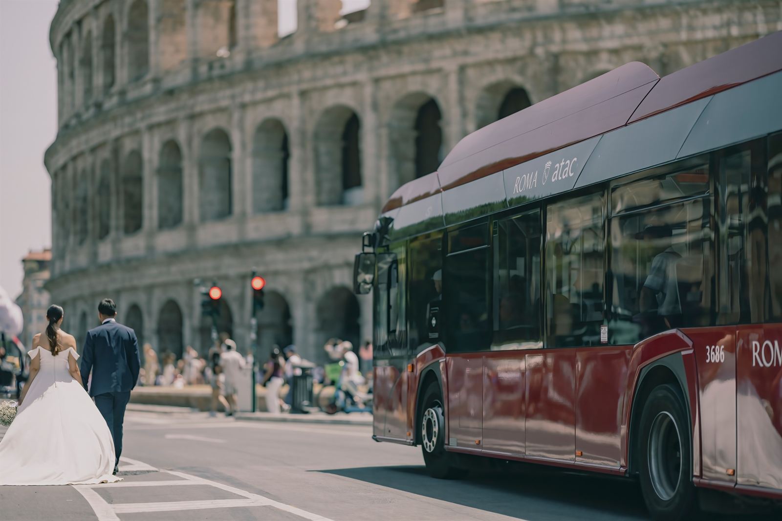 Sposi che attraversano la strada davanti al Colosseo