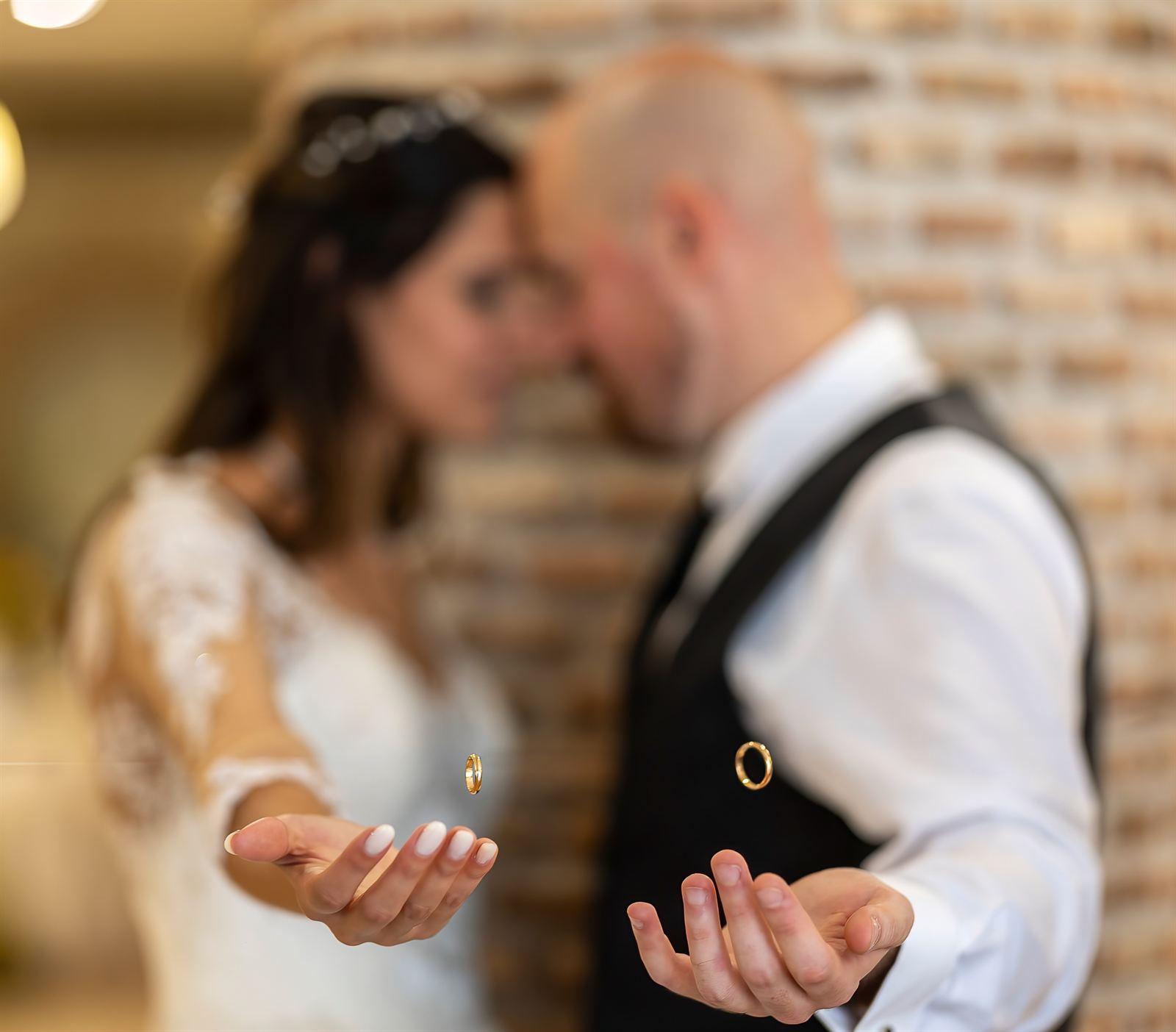 Gli sposi fronte contro fronte, con le fedi tra le mani